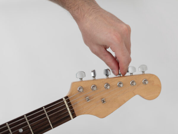 Tarraxa: guia completo para escolher a peça certa para guitarra, violão ou baixo